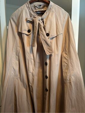 Burberry authentic trench cape. Khaki cotton ombré colour, openings for arms